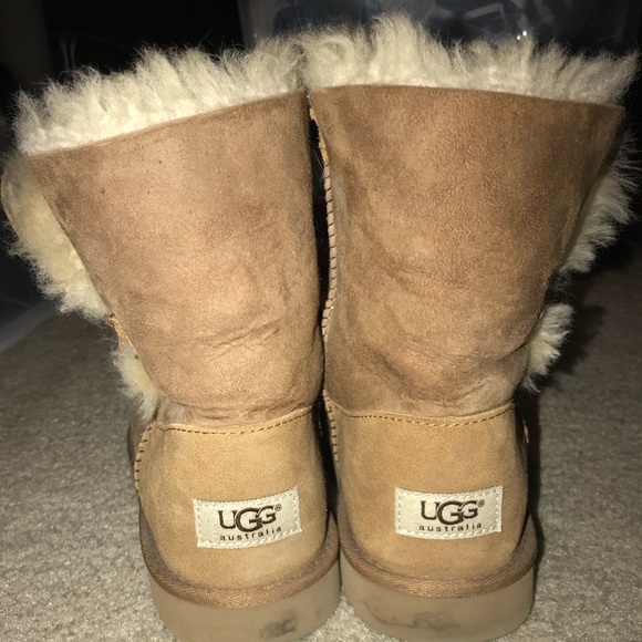 UGG Shoes - Short UGG Bailey Buttons